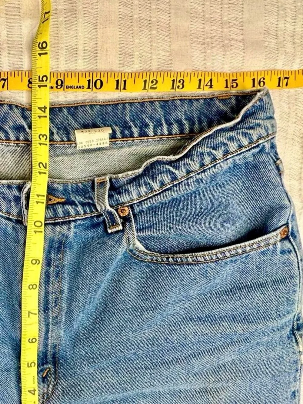 Vintage 90s Levi’s 550 Relaxed Fit Light Wash Jeans